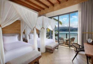 chambre avec lits jumeaux et balcon avec vue panoramique