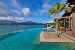 piscine principale de l'hôtel avec vue panoramique