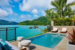 piscine privée avec vue panoramique sur la mer dans une suite de l'hôtel Mango House Seychelles
