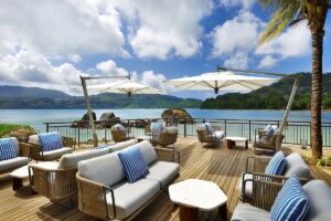 terrasse lounge avec bar et petite restauration