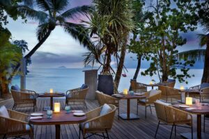 terrasse de l'un des restaurants pour un dîner au soleil couchant face à l'océan