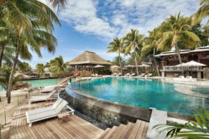 une des 3 piscine de l'hôtel avec de nombreux transats et espaces de détente