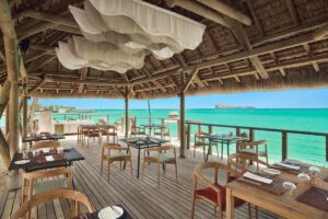terrasse avec vue panoramique dans un des restaurants de l'hôtel