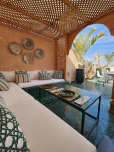 salon ombragé sur le toit terrasse du Riad