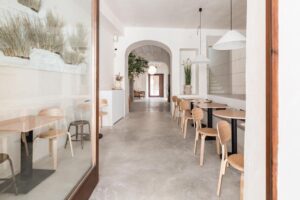salle à manger commune où est servi le petit-déjeuner