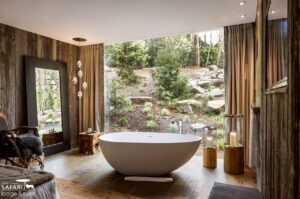 salle de bain magnifique avec vue panoramique sur l'enclos des ours