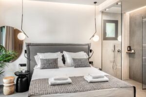 une des chambres d'une villas avec douche directement dans la chambre