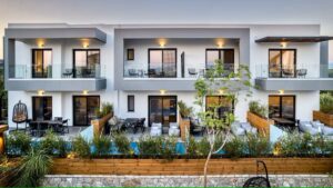 maison mitoyenne se partageant une piscine au bout de la terrasse