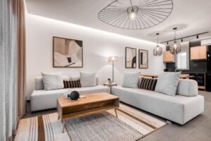 séjour d'un apaprtement avec cuisine équipée et coin salon au Sezian Boutique Homes & villas en Grèce