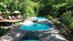 piscines extérieures en pierre inspirées par les rivières de la région de Guanacaste