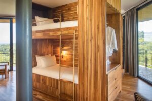 lits superposés situés dans les cabanes perchées