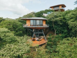 vue d'une cabane avec son jacuzzi privé