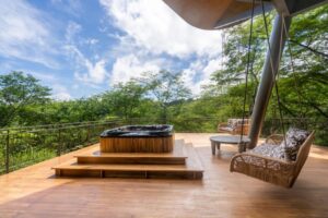 jacuzzi privé sur la terrasse au rez-de-chausée-d'une suite de l'hôtel Suitree Experience Hotel