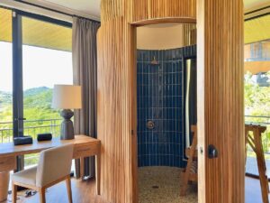 salle de douche et bureau dans chaque suite perchée