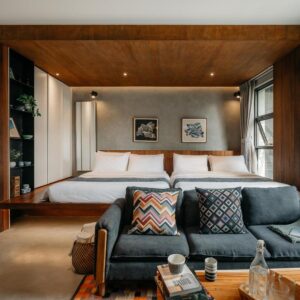 chambre famille pour 4 personnes avec salon et salle de douche privée dans une auberge de jeunesse à Bangkok