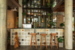 réception de l'auberge aux airs de petit hôtel zen et convivial