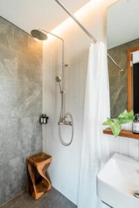 salle de douche privée dans une chambre privative