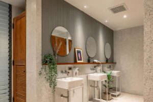 sanitaire propre et très moderne de l'auberge de jeunesse Tamni, un bon plan pour loger pas cher à Bangkok