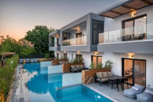 maison de vacances à louer avec piscine au bout de la terrasse dans la région du golfe d'Ambracie en Grèce