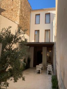 terrasse de l'hôtel avec partie ombragée et partie ensoleillée