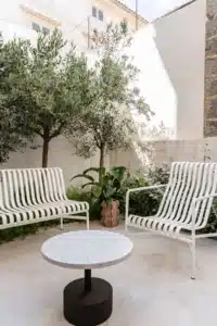 petite cour intérieure avec salon de jardin à l'hôtel Meem Townhouse de Soller à Majorque