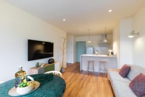 appartement à louer pour des vacances à Funchal avec séjour avec cuisine ouverte et équipée Smeg, coin salon TV et espace repas