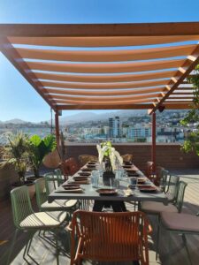 table pour dîner sur le toit terrasse de l'appart'hôtel