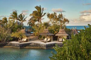 transats face à la mer et isolés dans la végétation de l'hôtel resort 5* Paradise Cove Boutique Hotel
