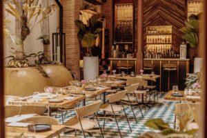 salle de restaurant dans la cour intérieure et avec bar