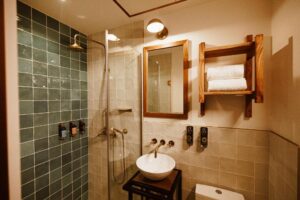 salle de douche d'une des chambres de l'hôtel