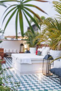 espace détente et repos sur le toit terrasse avec vue sur les toits de Panama City