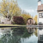 jardin avec piscine extérieure, sauna et bain nordique dans la chambre d'hôtes de charme B&B Extra Verte entre Bruges et Ostende en Belgique