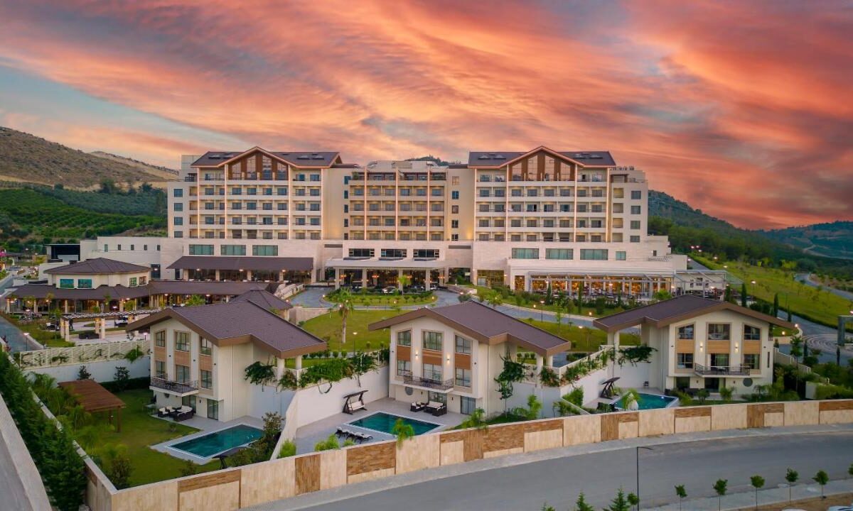 immense complexe hôtelier 5* BN Hotel THermal and Spa sur les bords de la mer Méditerranée en Turquie