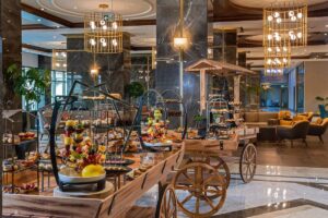 buffet de pâtisseries pour le goûter dans le lobby de l'hôtel