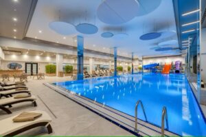 une des piscines intérieures réservées aux familles avec des toboggans pour les enfants