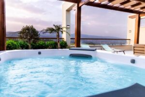 jacuzzi privé sur une terrasse d'une suite avec vue panoramique sur les montagnes