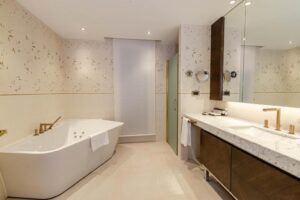 salle de bain d'une suite de l'hôtel