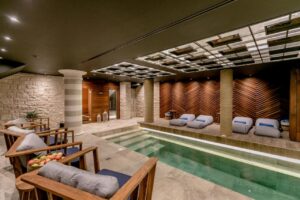spa avec piscine intérieure dans l'hôtel