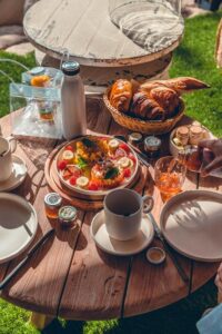 exemple de petit-déjeuner servi au pied des suites le matin