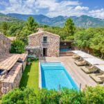 vue aérienne de la piscine du domaine de Casanghjulina avec des suites à louer sur les hauteurs de Porto-Vecchio en Corse