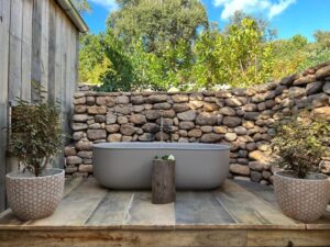 baignoire extérieure sur la terrasse d'une des suites à louer