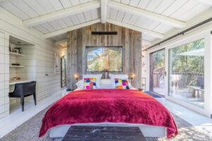 suite cosy et chaleureuse dans une cabane perchée au milieu de la végétation