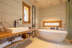 salle de bain dans une des suites du domaine de Casanghjulina