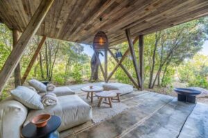 terrasse couverte aménagée en zone détente zen et cocooning sous une suite perchée