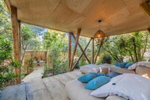 endroit romantique et intimiste pour cette terrasse couverte sous une suite à louer au domaine de Casanghjulina