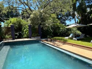 piscine extérieure avec transats dans le jardin de la maison d'hôtel Green Elephant Lilongwe
