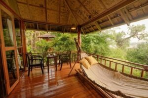 chaque bungalow dispose d'une terrasse couverte