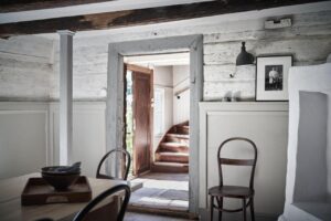 entrée intérieur des chambres d'hôtes desservant la salle à manger et l'escalier pour le séjour et les chambres