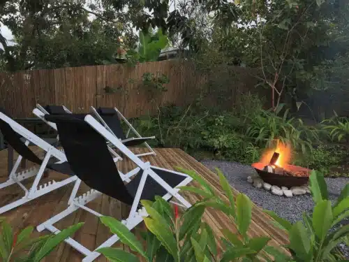 brasero et transats dans le jardin de la location de vacances L'incroyable maison de Mamie Méchant à l'île de La Réunion