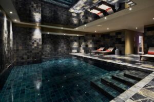 spa de l'hôtel avec piscine intérieure, sauna, hammam, massages et soins à l'hôtel La Licorne Hotel et Spa de Troyes